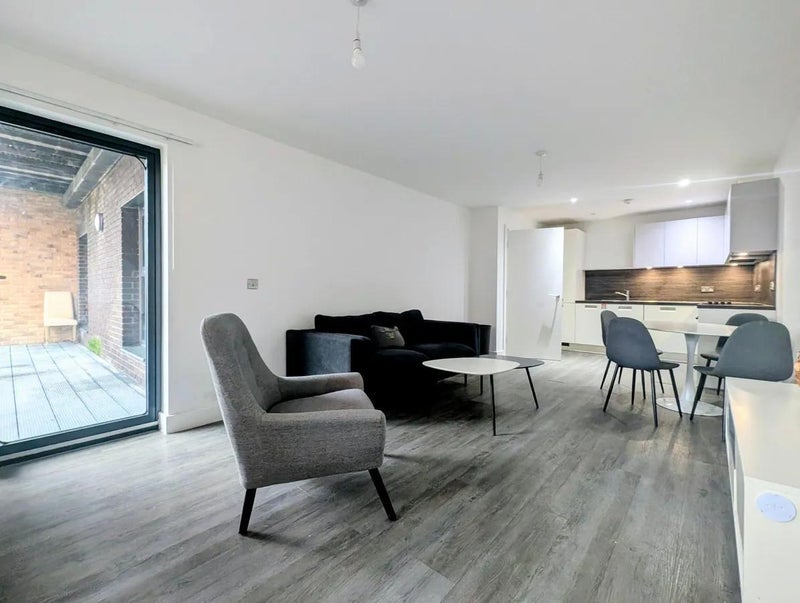 Photo 1: Living+Kitchen