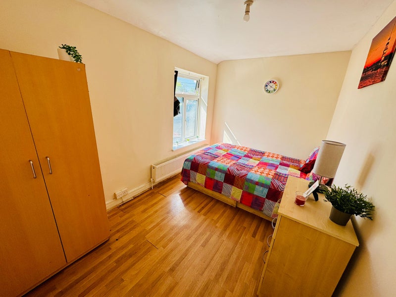 Photo 1: ROOM 1   
