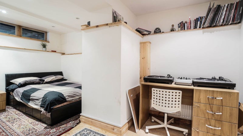 Photo 1: Bedroom 2