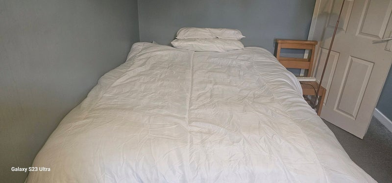 Photo 1: Double bed  🛌