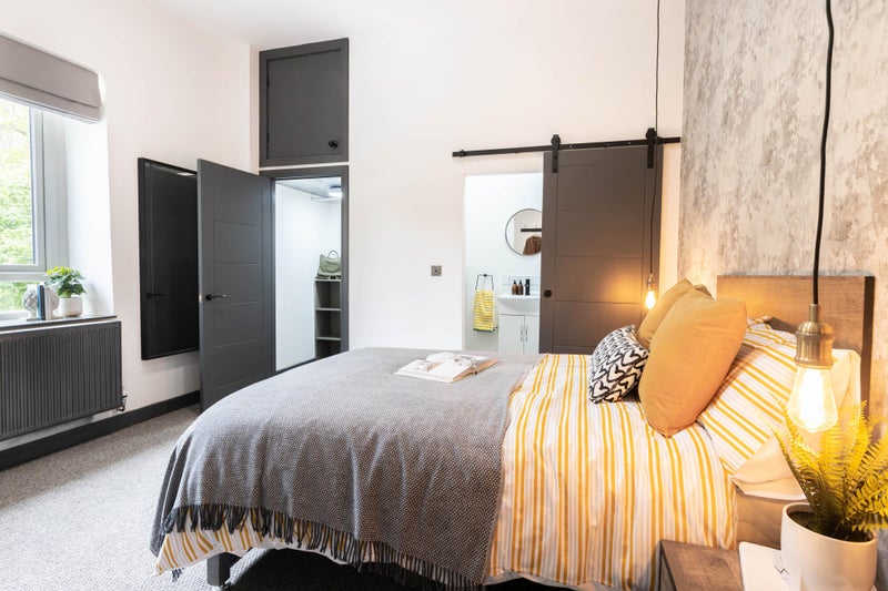 Photo 1: ROOM 4: Light, bright, spacious double room
