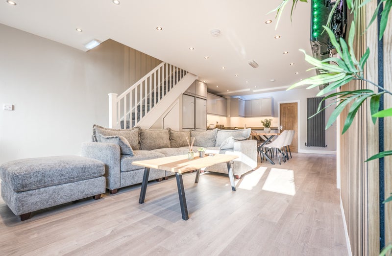Photo 1: Lounge