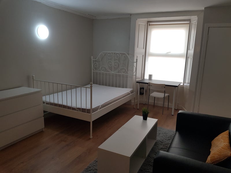 Photo 1: Studio flat