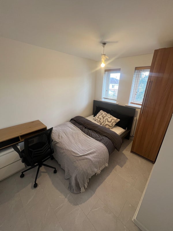 Photo 1: Double bedroom