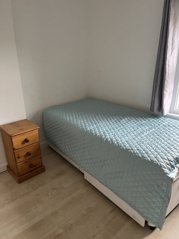 Photo 1: Bedtoom
