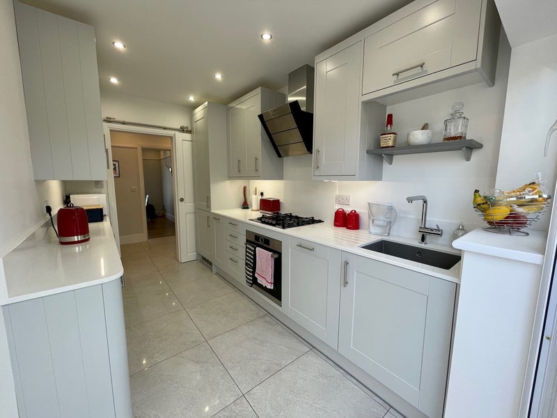 Photo 1: Kitchen 