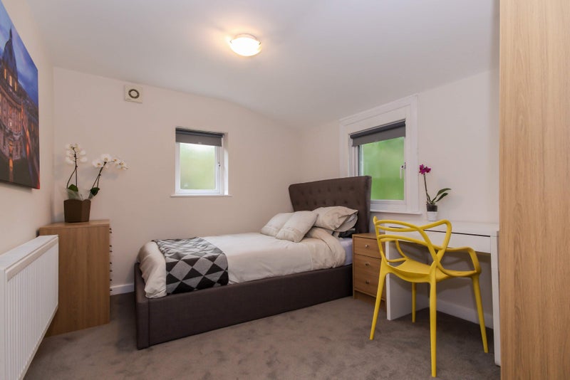 Photo 1: bedroom