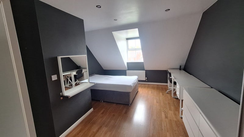 Photo 1: En-Suite Bedroom