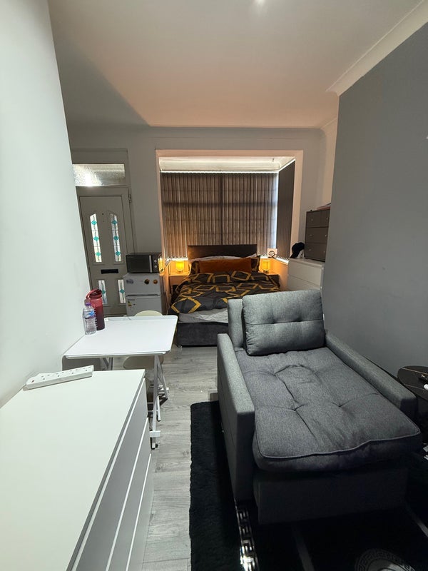 Photo 1: Bed room 