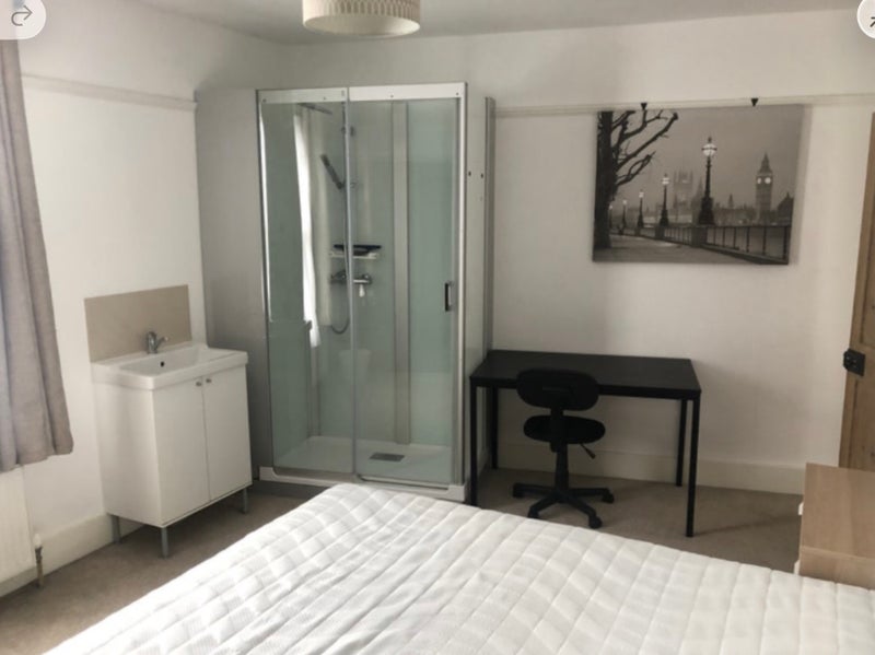 Photo 1: Bedroom 