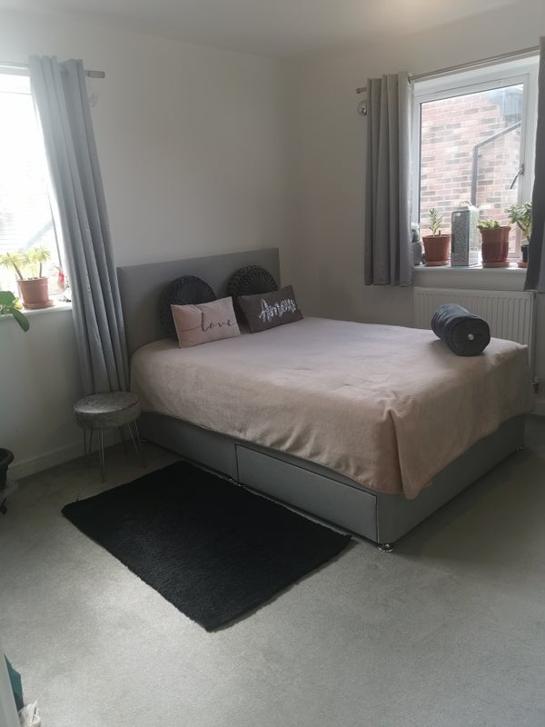 Photo 1: Double bed