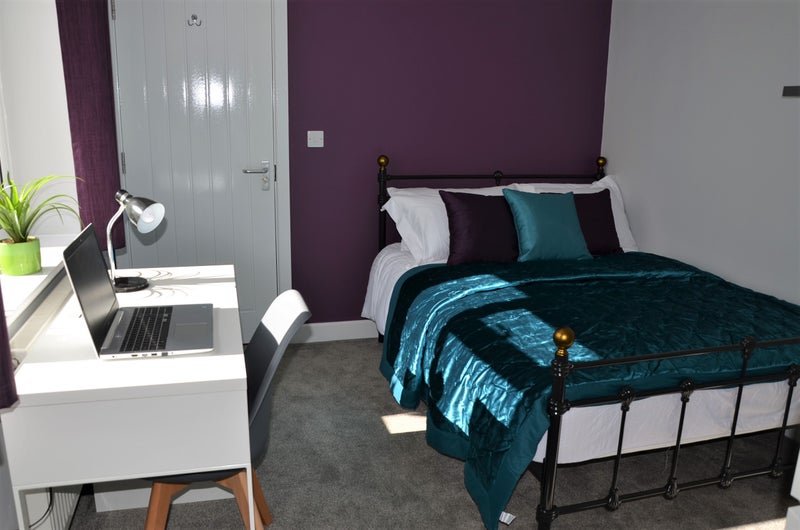 Photo 1: Double Bedroom with EnSuite @ £795 pm
