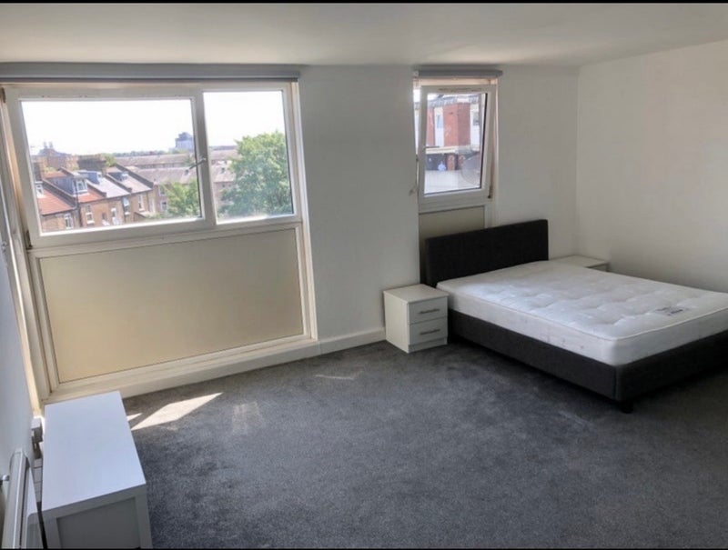 Photo 1: The room (unfurnished)