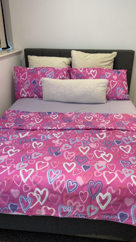 Photo 1: Furnished room