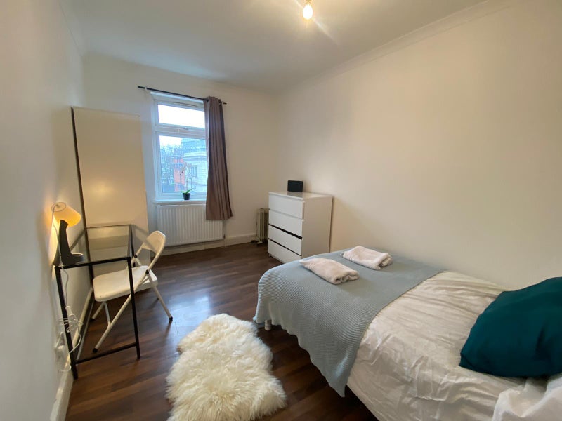 Photo 1: Room 4- £800 Available 07/06/2026