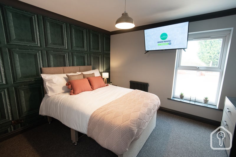 Photo 1: Room 5- Double