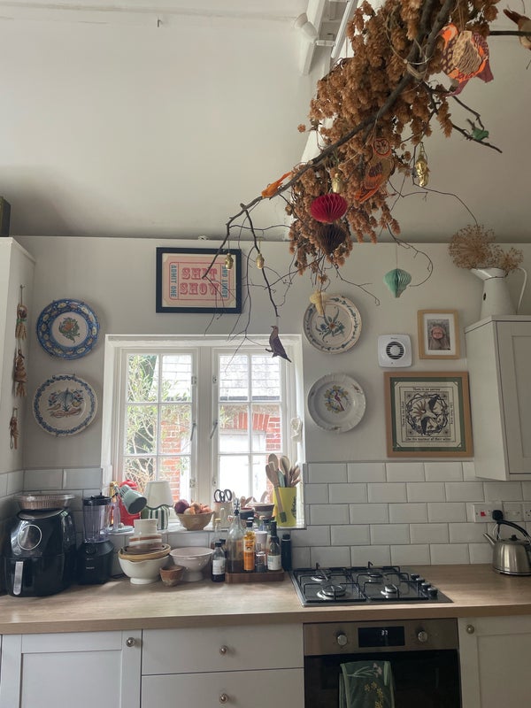 Photo 1: A glimpse of the kitchen 
