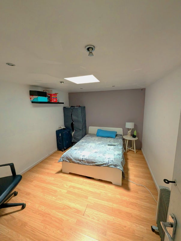 Photo 1: Bedroom