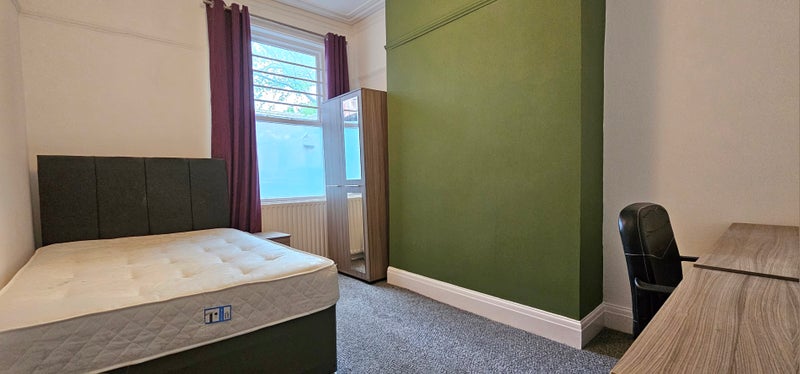 Photo 1: Room 1