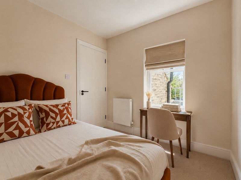 Photo 1: Bedroom 3