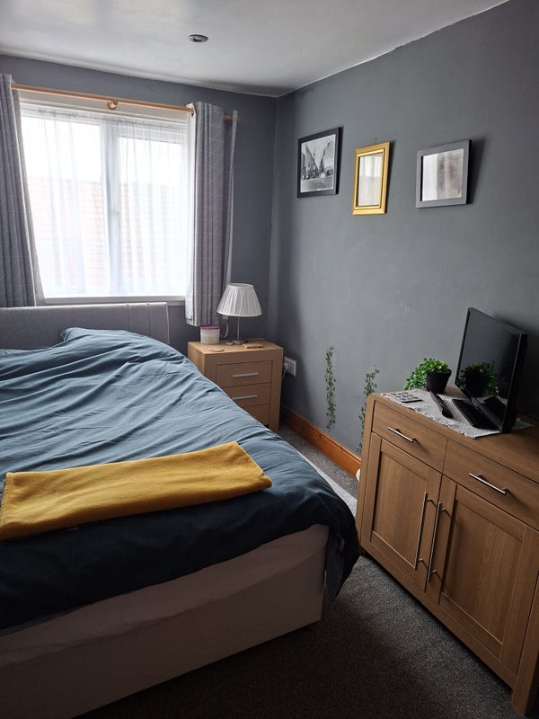 Photo 1: Room 2