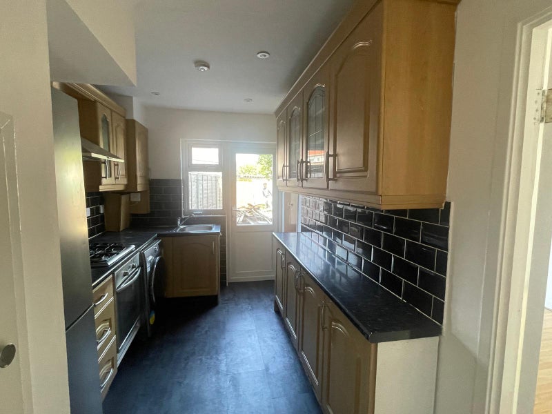Photo 1: Kitchen 