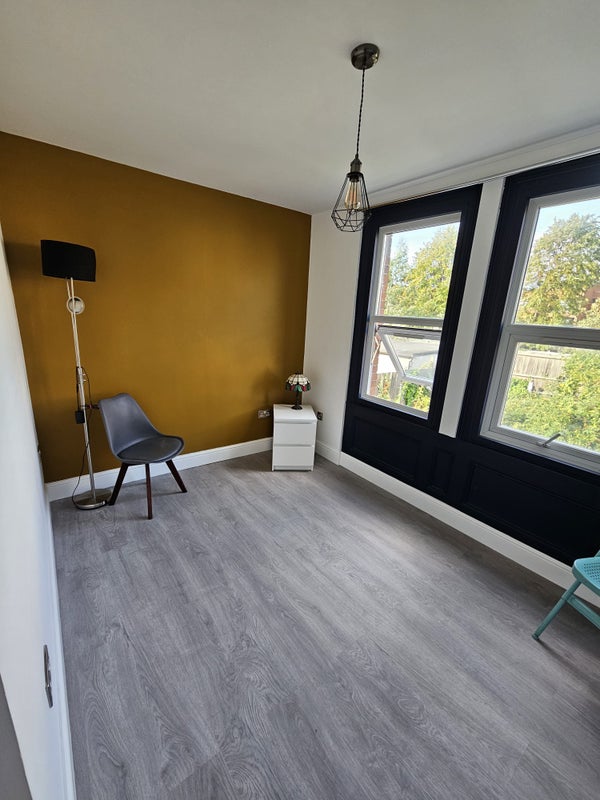 Photo 1: Spacious and bright double room