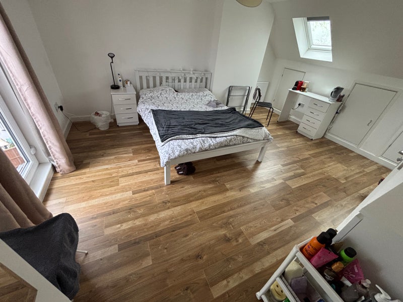 Photo 1: Huge double room penthouse, very airy, 2 way aspect, fast wifi 