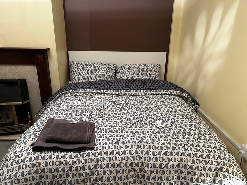 Photo 1: Bedroom 1