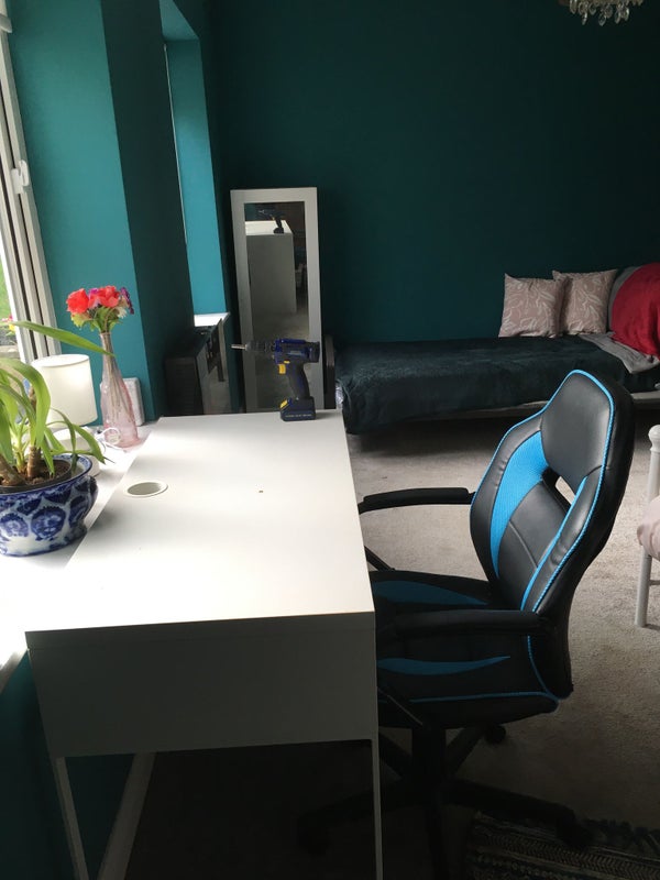 Photo 1: Large room with double bed, desk, wardrobe, 2 windows, heater