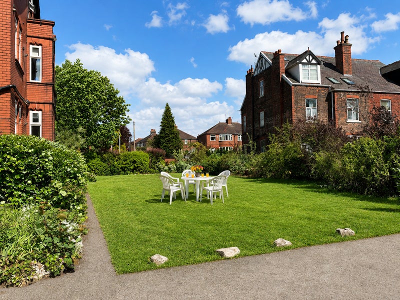 Photo 1: The house has a massive private south facing garden great for BBQs and soaking up the sun!
