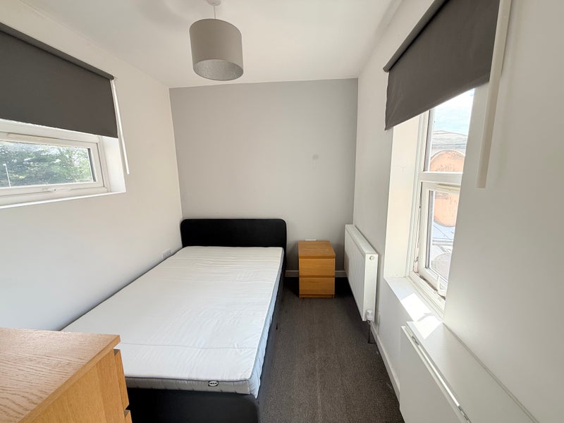 Photo 1: Bedroom