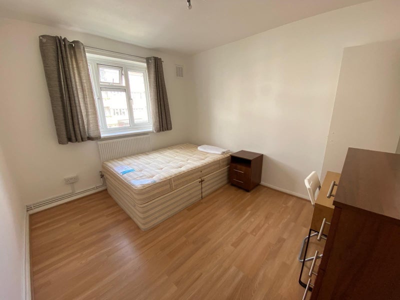 Photo 1: Room 2- £900 Available Now