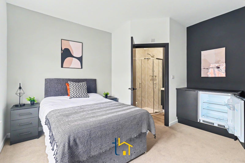 Photo 1: Bedroom 3