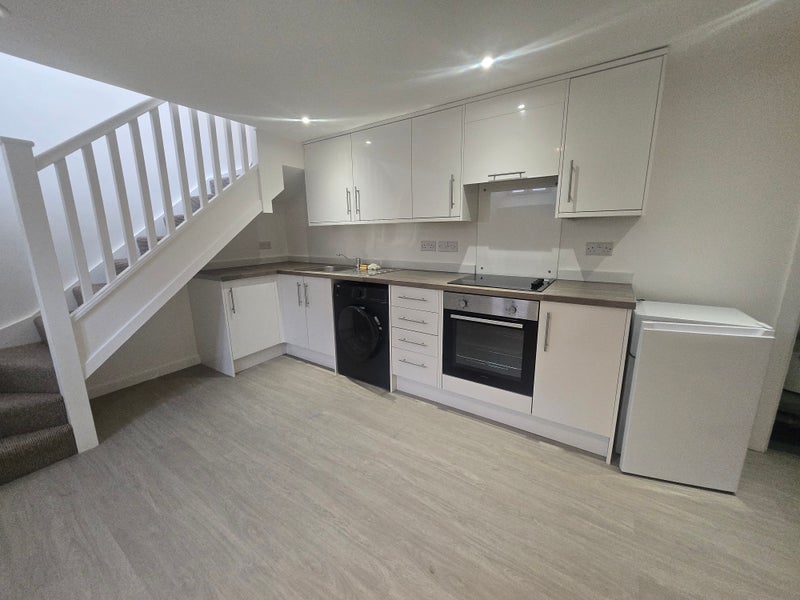 Photo 1: Stylish kitchen 