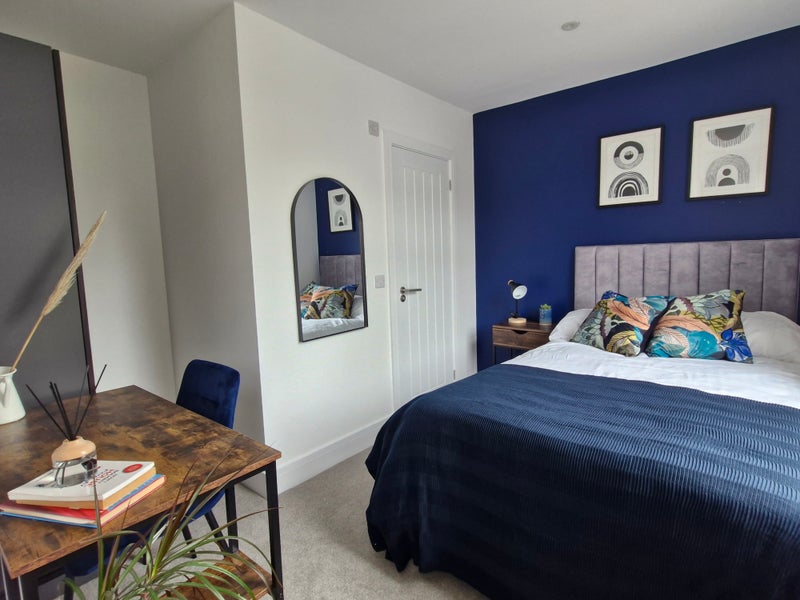 Photo 1: Ensuite Double Room