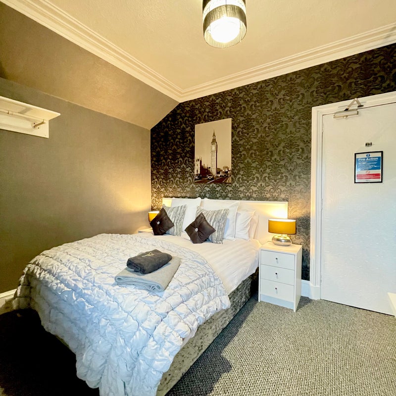 Photo 1: Bed