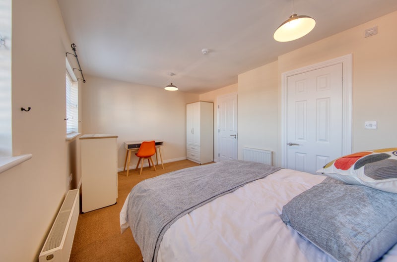 Photo 1: Bedroom