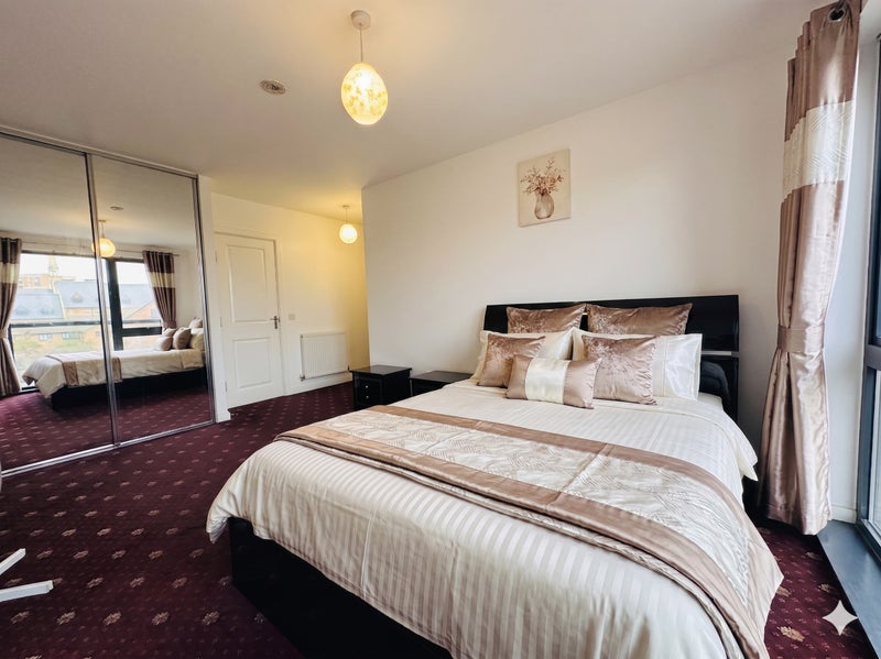 Modern Built EnSuite w/ Gym & Balcony – E14 🏠