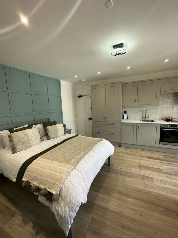 Photo 1: Room 10