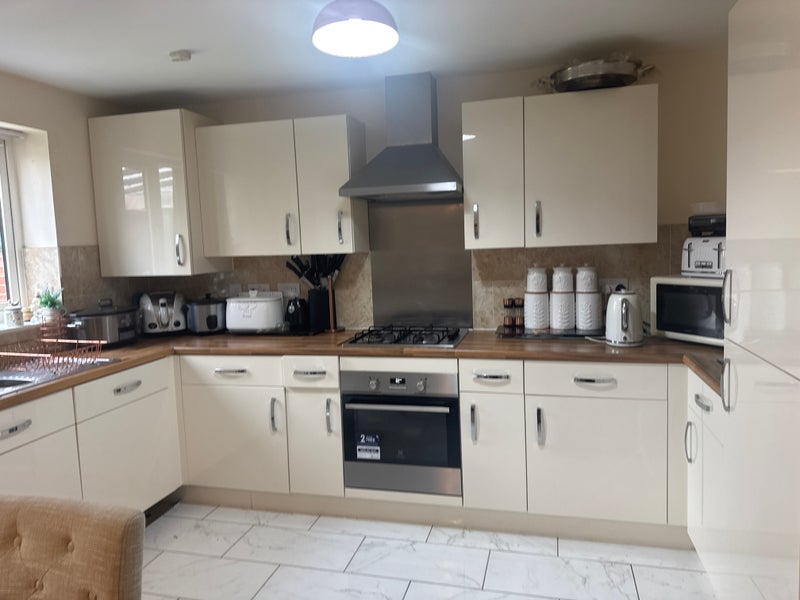 Photo 1: Kitchen 
