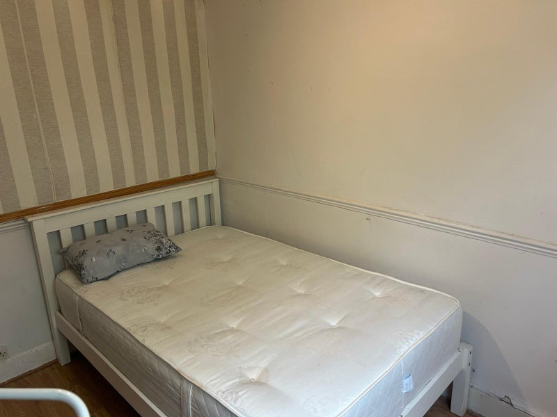 Photo 1: Bedroom