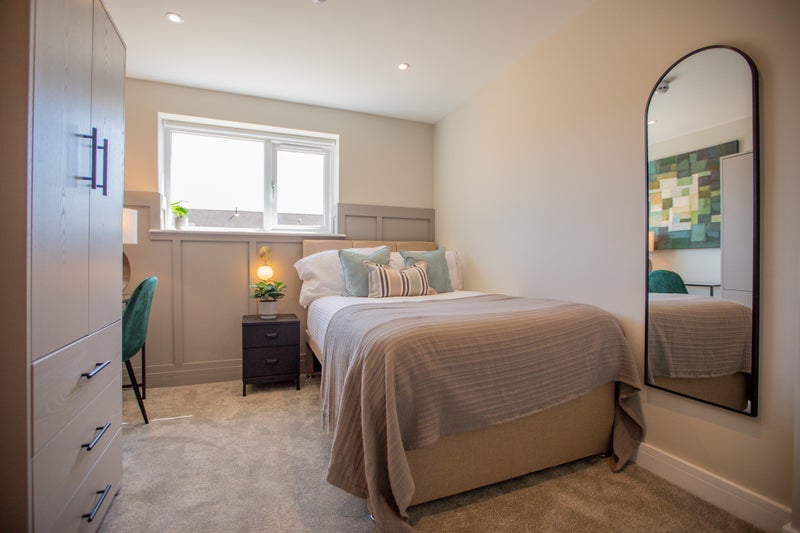 Photo 1: ROOM 3 WITH ENSUITE £725