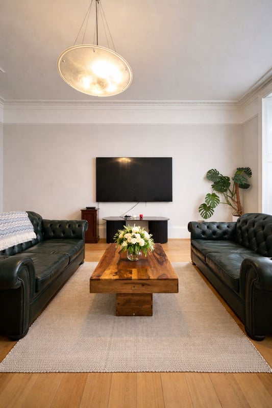 Photo 1: Lounge
