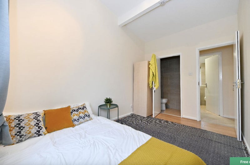 Photo 1: R5 Ensuite + 1,100£