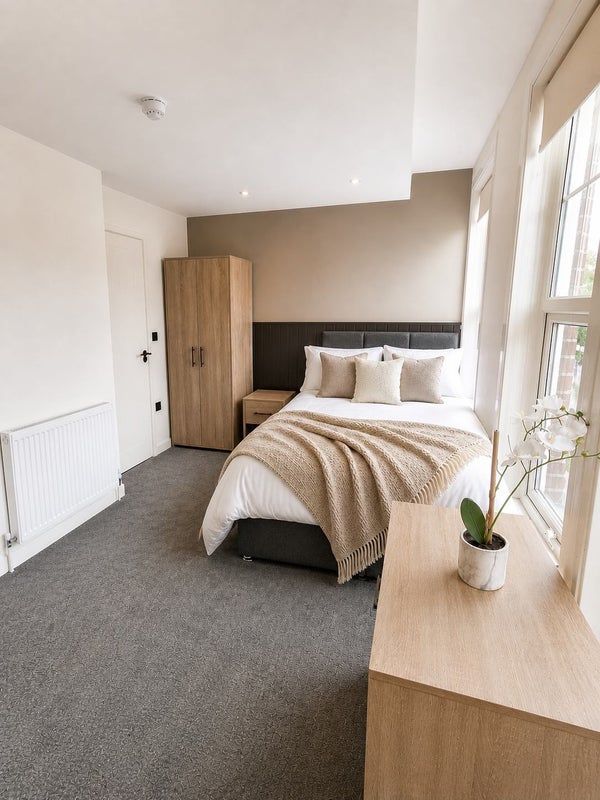 Photo 1: Bedroom