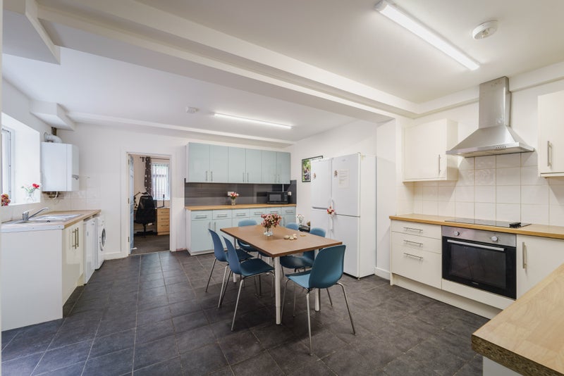 Photo 1: Kitchen/Dining room