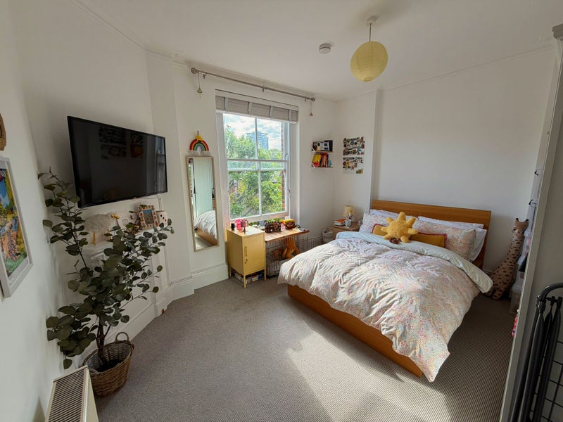 Photo 1: Double Bedroom