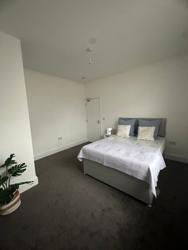 Photo 1: Room 2