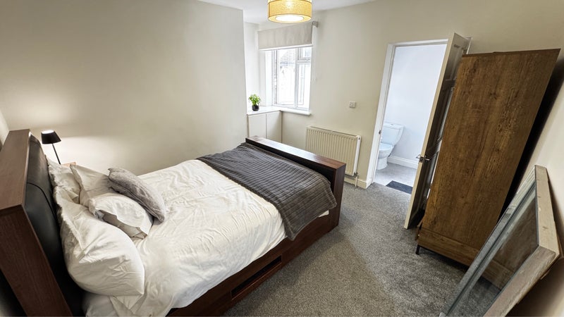 Photo 1: Double bedroom with ensuite - 2